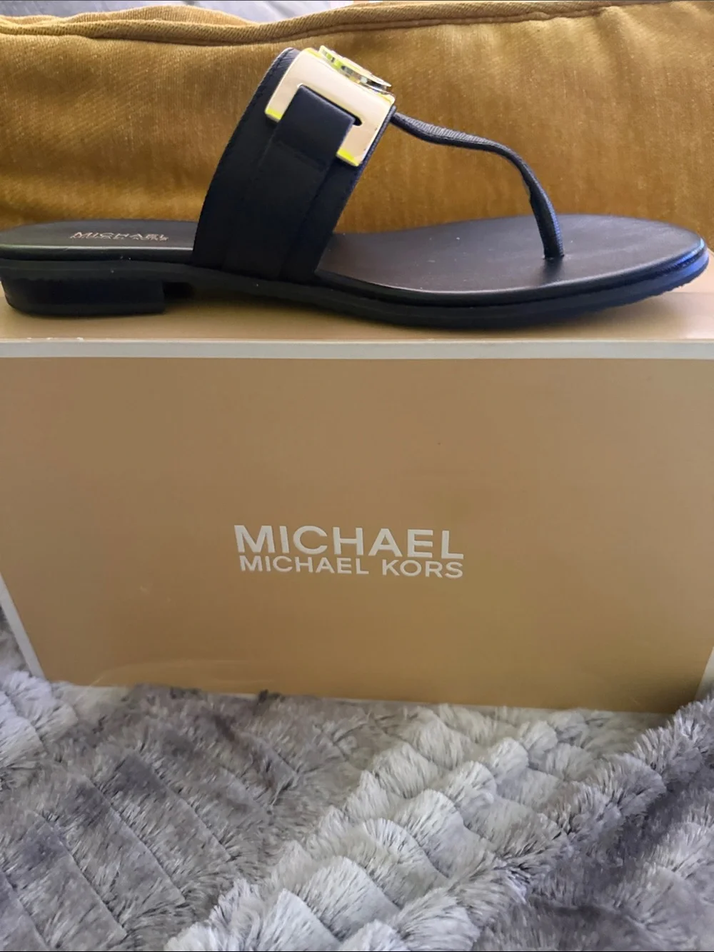 Michael Kors Black Warren Thong Leather Sandals - Picture 4 of 5